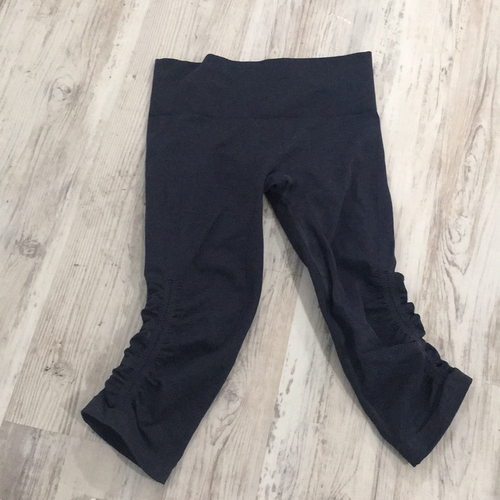 Lulu Navy Cropped Leggings
